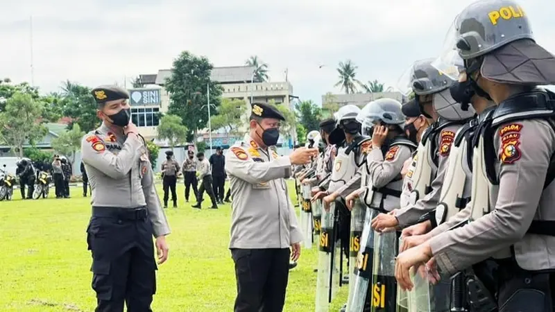 Polda Riau menyiagakan ribuan personel mengamankan demo 11 April di gedung DPRD Riau.