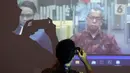 Layar memperlihatkan mantan Direktur Utama PT Garuda Indonesia Emirsyah Satar saat menjalai sidang tuntutan secara vidco, Gedung KPK, Jakarta, Kamis (23/4/2020). Emirsyah Satar menjalani sidang tuntutan dugaan suap pengadaan mesin Rolls-Royce PLC untuk Garuda Indonesia. (merdeka.com/Dwi Narwoko)
