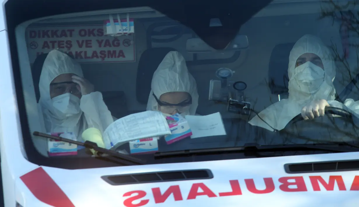 Sejumlah pekerja medis terlihat di dalam ambulans untuk mengantar para penumpang maskapai Turkish Airlines ke rumah sakit guna menjalani karantina di Ankara, Turki, (25/2/2020). (Xinhua/Mustafa Kaya)