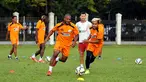 Bek Persipura, Andri Ibo (ketiga kiri) berebut bola dengan Zulham Zamrun saat berlatih di Lapangan C Senayan, Jakarta, Selasa (5/5/2015). Latihan tersebut persiapan jelang AFC 2015 di Bengaluru, India, 12 Mei mendatang. (Liputan6.com/Helmi Fithriansyah)