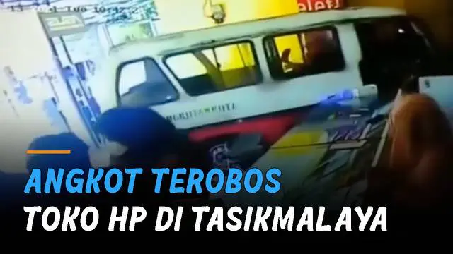 Seorang pengunjung tak sempat lari sehingga terhimpit angkot dan etalase.