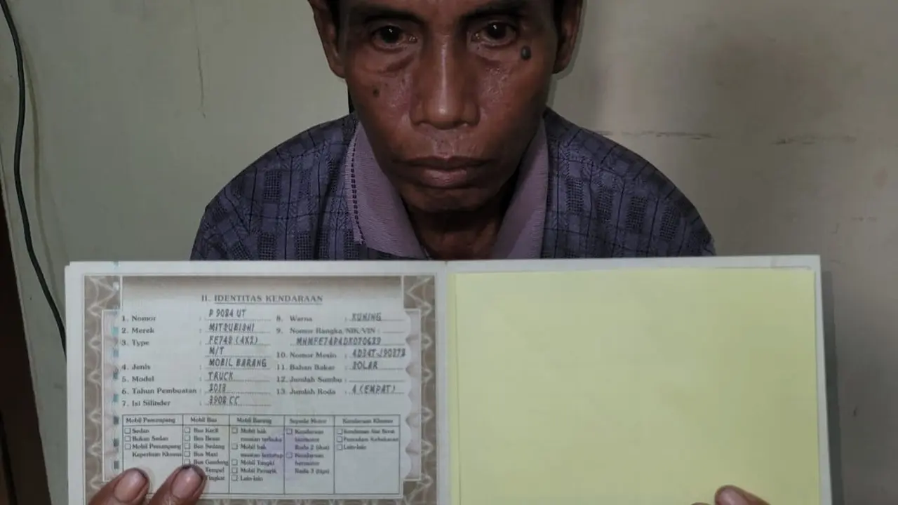Lantas warga Dusun Prabalan, Desa Tamansari, Kecamatan Mumbulsari, Jember  tunjukan BPKB truk miliknya yang dilelang Kejaksaan Negeri Situbondo (Istimewa)