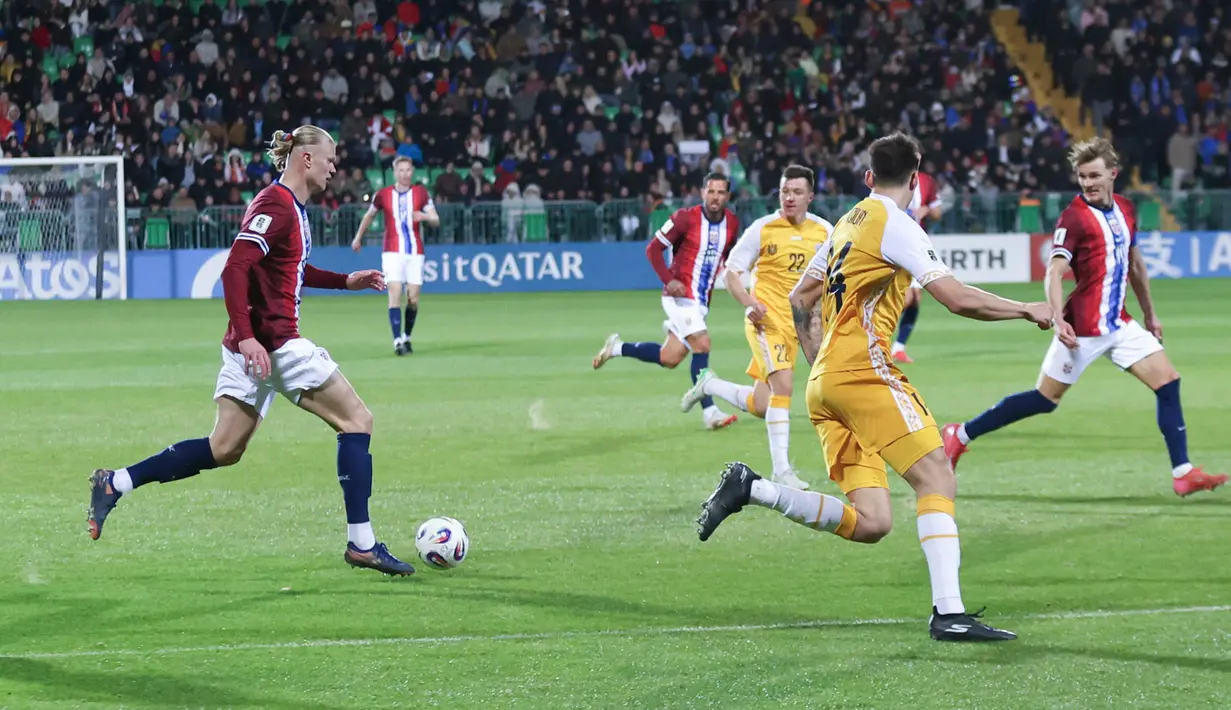 Dua penggawa Liga Inggris, Erling Haaland dan Martin Odegaard, tampil memukau dan menjadi motor di lini serang Norwegia. (AP Photo/Aurel Obreja)