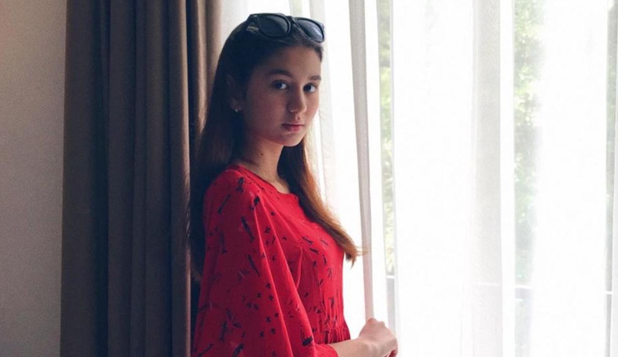 Zoe Abbas Jackson, aktris kelahiran 2002 ini tak lagi asing di layar kaca. Dirinya dikenal berperan sebagai Nana di sinetron "Buku Harian Seorang Istri" bersama Cinta Brian dan Antonio Blanco Jr. (Liputan6.com/IG/@zoeabbasjackson)