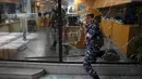 Polisi Lebanon memasuki bank dari jendela yang dirusak oleh para deposan untuk keluar dari bank setelah mencoba mengambil uang mereka, Beirut, Lebanon, Rabu (14/9/2022). Semenjak krisis ini terjadi di Lebanon muncul kasus perampokan bank. (AP Photo/Hussein Malla)