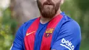 Pemuda asal Iran, Reza Parastesh yang berwajah mirip bintang Barcelona, Lionel Messi berpose di sebuah jalan di Teheran, Senin (8/5). Kini impian Reza adalah bertemu dengan idolanya di Barcelona dan jika bisa bekerja untuk sang bintang. (ATTA KENARE/AFP)