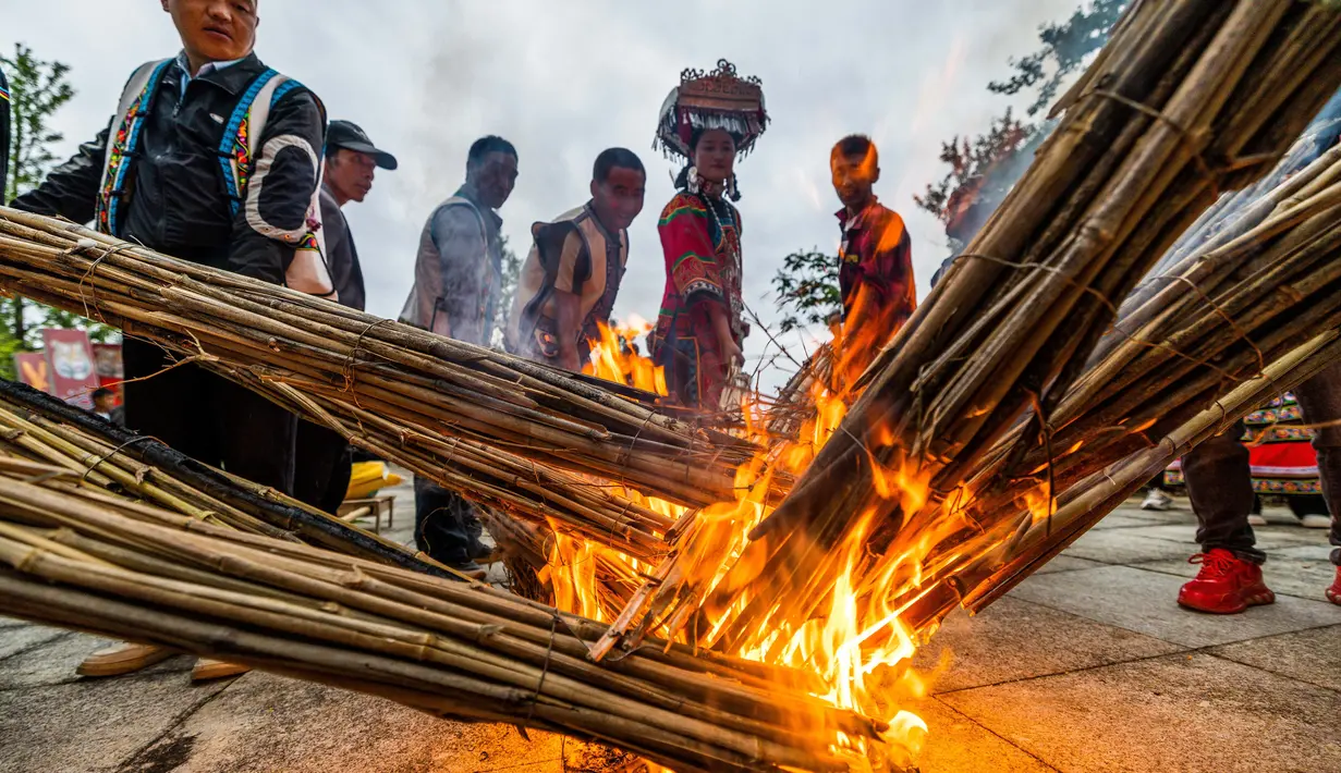 Festival Obor diperingati setiap hari ke-24 hingga hari ke-26 bulan ke-6 dalam kalender Lunar. (AFP/STR)