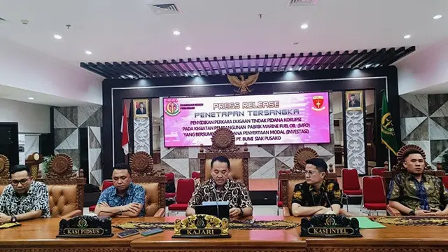 Kepala Kejari Pekanbaru Asep Sontani Sunarya dalam konferensi pers penahanan Direktur PT BSP Zapin yang terlibat korupsi dengan kerugian Rp8,1 miliar.