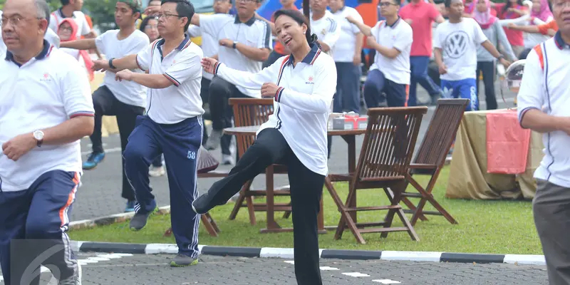 20160902-Menteri Rini Soemarno Senam Pagi di Kantor Bulog-Jakarta