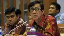 Menkumham Yasonna Laoly menyimak keterangan Baleg DPR saat rapat koordinasi membahas penetapan Prolegnas RUU Prioritas 2016 dan Perubahan Prolegnas RUU 2015-2019, Jakarta, Senin (25/1/2016). (Liputan6.com/Johan Tallo)