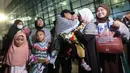 Salah satu aktivis yang tergabung dalam misi Global Sumud Flotilla 2.0 disambut keluarga saat tiba di pintu kedatangan Terminal 3 Bandara Internasional Soekarno-Hatta pada Minggu (24/5/2026) sore. (Kapanlagi.com/Budy Santoso)