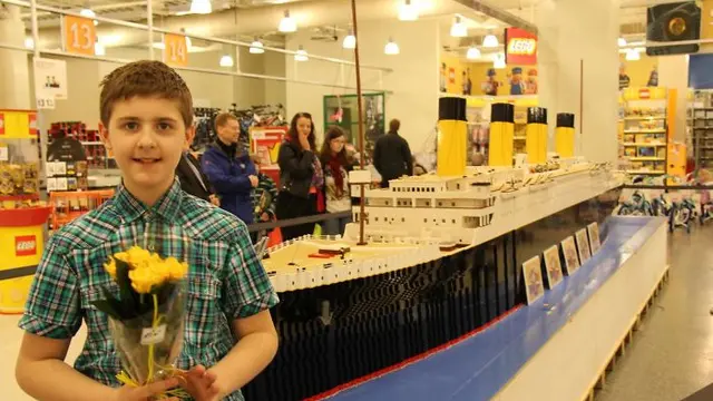 Replika kapal Titanic dari Lego