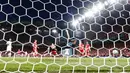 Penjaga gawang Rusia Matvei Safonov menerima gol dari pemain Denmark Joakim Maehle pada pertandingan Grup B Euro 2020 di Stadion Parken, Kopenhagen, Denmark, Senin (21/6/2021). Denmark menang 4-1. (AP Photo/Martin Meissner)