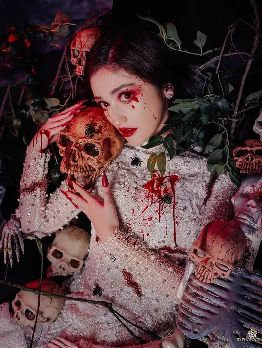 Ranty Maria tampak mengenakan gaun putih yang dihiasi mutiara. Namun set photoshoot kali ini disulap sedemikian rupa agar terlihat semakin seram dan mengerikan. [Foto: instagram.com/fdphotography90/sry]