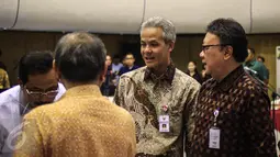 Gubernur Jawa Tengah Ganjar Pranowo hadir dalam rakornas dan dialog terbuka bersama gubernur se-Indonesia di Jakarta, Kamis (24/11). Rakornas ini membahas kerawanan jelang Pilkada Serentak 2017 dan penguatan Tim Saber Pungli. (Liputan6.com/Faizal Fanani)
