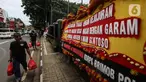 Deretan karangan bunga terlihat berjejer di depan Pengadilan Negeri Jakarta Selatan, Senin (13/2/2023) saat sidang pembacaan vonis Ferdy Sambo dan Putri Candrawathi dalam kasus pembunuhan Brigadir Nofriansyah Yoshua Hutabarat. Karangan bunga tersebut berisi kata-kata unik untuk mendukung hakim agar memberikan hukuman seadil-adilnya bagi Ferdy Sambo dan Putri Candrawathi. (Liputan6.com/Johan Tallo)