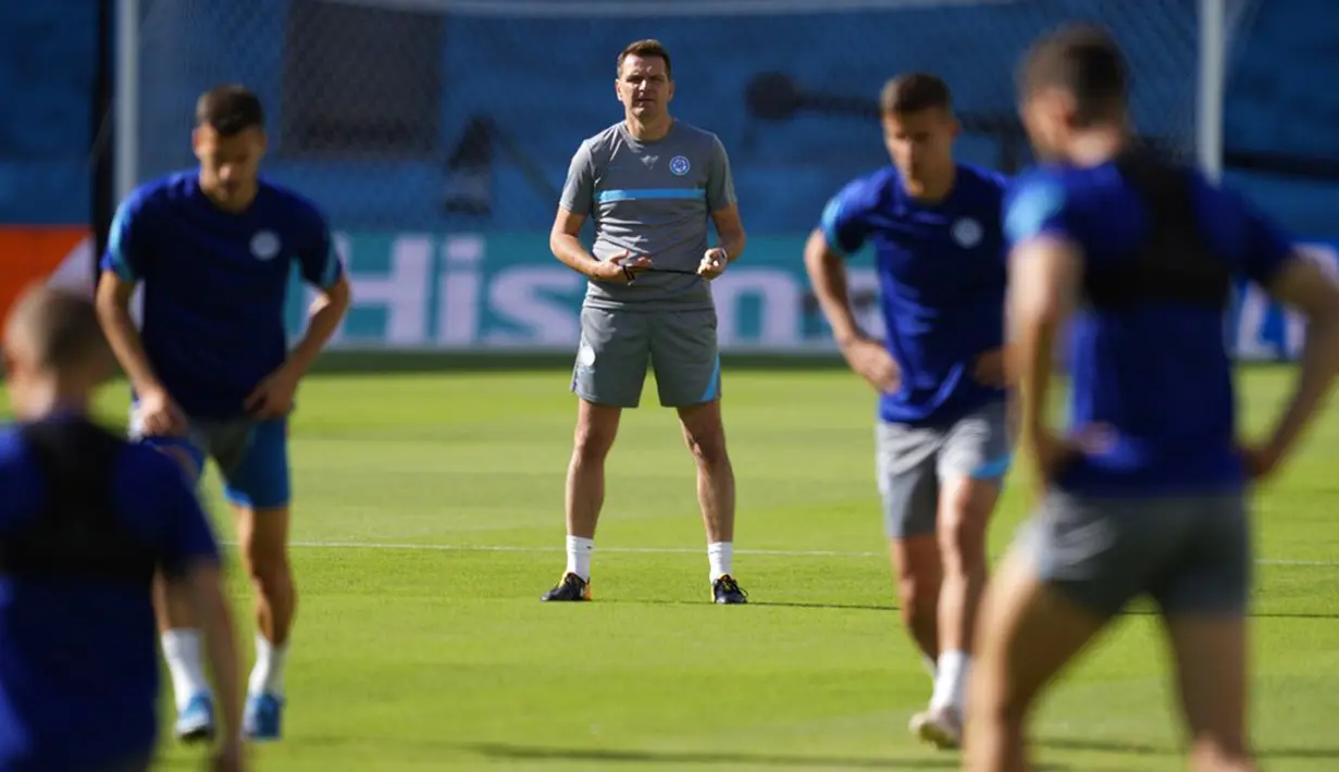 Manajer Slovakia Stefan Tarkovic mengawasi para pemainnya saat sesi latihan di Stadion La Cartuja, Seville, Spanyol, Selasa (22/6/2021). Slovakia akan menghadapi Spanyol pada pertandingan Grup E Euro 2020, Rabu 23 Juni 2021. (AP Photo/Thanassis Stavrakis)