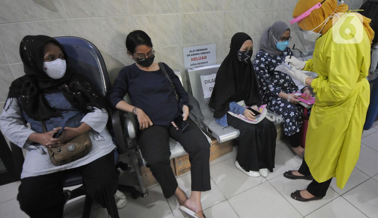 Antrean ibu hamil menunggu giliran untuk vaksinasi covid-19 Sinovac di Puskesmas Jagakarsa II, Jakarta Selatan, Kamis (19/08/2021). Saat ini tercatat sebanyak 1.754 ibu hamil telah mendapatkan vaksinasi dosis pertama dalam mencegah penyebaran corona covid-19. (merdeka.com/Arie Basuki)