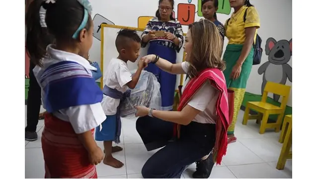 Maia Estianty terlihat akrab dengan anak-anak sumba.