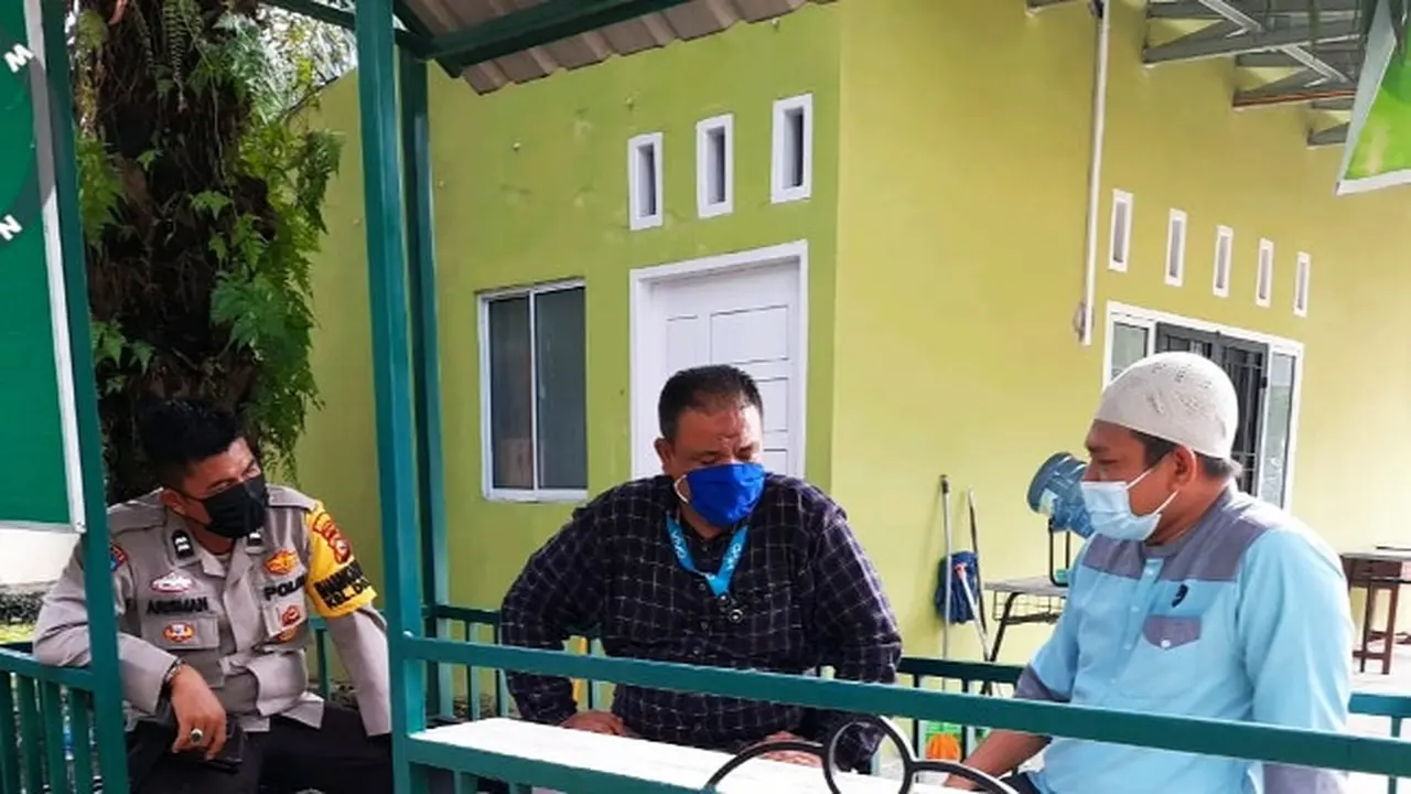 Personel Polsek Tampan berbincang dengan pengurus yayasan pesantren yang gurunya keracunan makanan.