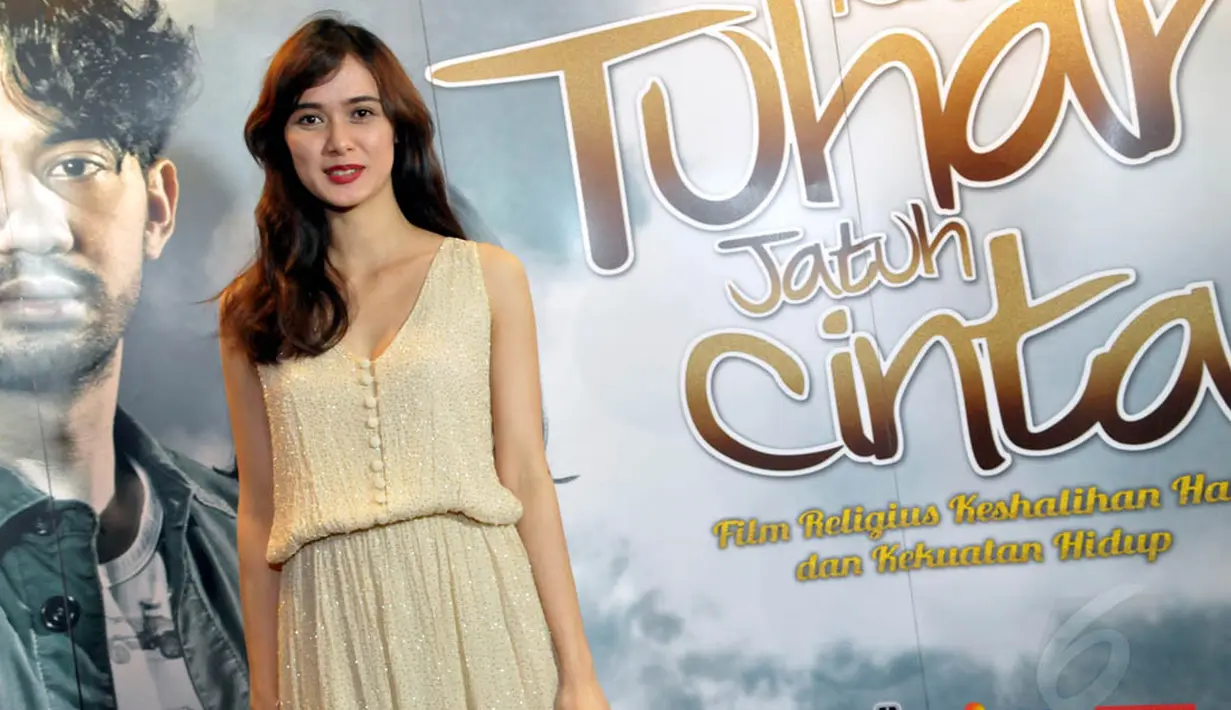 Kekasih Fachri Albar itu begitu bahagia bisa akting bareng idolanya, Didi Petet, dalam film 'Ketika Tuhan Jatuh Cinta', Jakarta, Senin (2/6/14). (Liputan6.com/Panji Diksana)