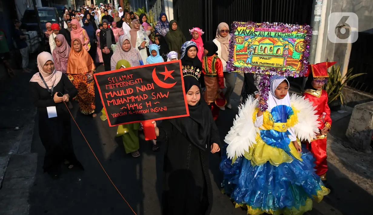 Anak anak binaan Yayasan Al Ikhtoh Insani bersama warga sekitar melakukan Kirab Sekaten memperingati Maulid Nabi Muhammad SAW di Pisangan Timur, Jakarta Timur, Minggu (15/9/2024). (Liputan6.com/Angga Yuniar)