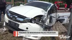 Minibus terpental sejauh 10 meter dihantam kereta api di perlintasan tanpa palang pintu di Desa Sumbermulyo, Jombang, pada Jumat siang. Kecelakaan terjadi karena sopir tidak menghiraukan teriakan penjaga palang pintu perlintasan.