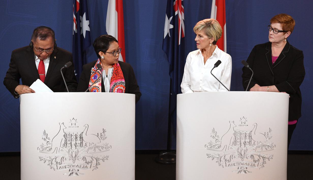 Menhan RI Ryamizard Ryacudu (kiri) dan Menlu Retno Marsudi (kedua kiri) memberi keterangan usai pertemuan dengan Menlu Australia Julie Bishop serta Menhan Australia Marise Payne di Sydney (16/3). (AFP Photo/Pool/William West)
