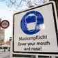 Tanda yang mengingatkan warga untuk memakai penutup mulut dan hidung terlihat di pasar di Munich (11/12/2020). Kasus penularan dan kematian harian COVID-19 di Jerman terus meningkat dan mencapai rekor tertinggi baru, menurut data dari Robert Koch Institute (RKI). (Xinhua/Philippe Ruiz)