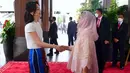 <p>Ibu Iriana Jokowi dan Ibu Negara Korea Selatan terlihat akrab. Selama penjamuan keduanya banyak berbincang lalu menikmati jamuan minum teh. [Foto: Biro Pers Istana Negara]</p>