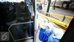 Pejalan kaki saat akan menaiki bus shelter yang melintasi Jl. Malioboro, Yogyakarta, Selasa (5/4). Bus digunakan untuk mengangkut pejalan kaki yang memarkir kendaraan di Taman Parkir Abu Bakar Ali.  (Liputan6.com/Boy Harjanto)