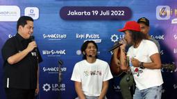Grup band Slank bernyanyi bersama Menteri BUMN Erick Thohir (kiri) usai peluncuran Slankops di Basecamp Slank, Jakarta, Selasa (19/7/2022). Slank bersama Menteri BUMN Erick Thohir dan Menteri Koperasi dan UKM Teten Masduki bernyanyi bersama membawakan lagu 'Ku Tak Bisa' dan 'Balikin'. (Liputan6.com/Herman Zakharia)