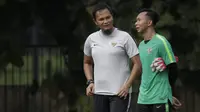 Pelatih kiper Timnas Indonesia, Kurnia Sandy, berdiskusi dengan Awan Setho saat latihan di Lapangan ABC Senayan, Jakarta, Selasa (20/11). Latihan ini persiapan jelang laga Piala AFF 2018 melawan Filipina. (Bola.com/Vitalis Yogi Trisna)