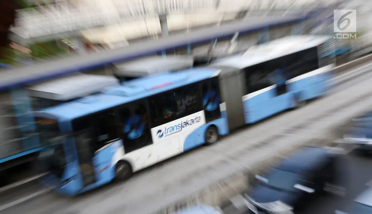Bus Transjakarta mengangkut penumpang di Halte Harmoni, Jakarta, Senin (10/7). PT Transportasi Jakarta menargetkan jumlah penumpang bus Transjakarta pada tahun 2017 adalah 185 juta orang, atau naik sebanyak 50 persen. (Liputan6.com/Immanuel Antonius)