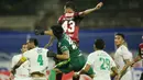 Kiper Persebaya Surabaya, Ernando Ari Sutaryadi, duel udara dengan bek Bali United, Willian Pacheco, pada pekan ke-33 BRI Liga 1 2021/2022 di Stadion I Gusti Ngurah Rai, Denpasar, Jumat (25/3/2022). (Bola.com/M Iqbal Ichsan)