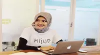 Perempuan berumur 30 tahun ini memberanikan diri meninggalkan pekerjaan terdahulu untuk membangun situs jual beli online busana muslimah.