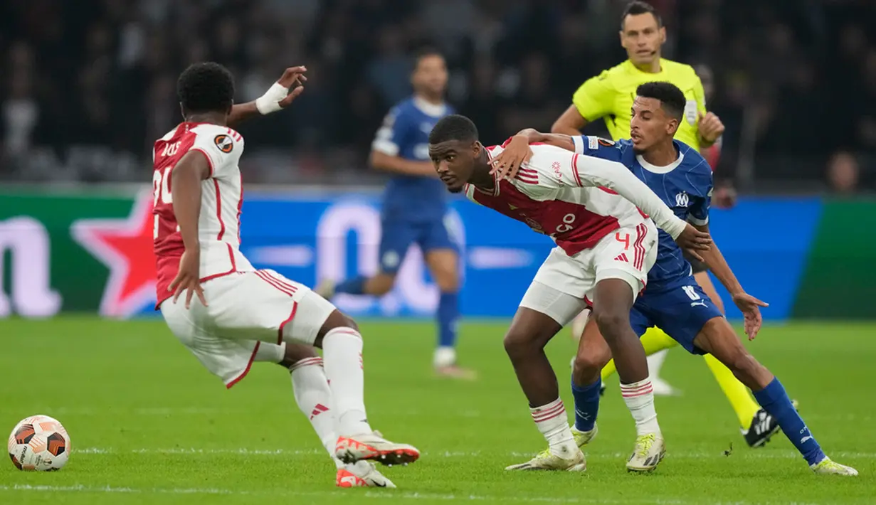 Ajax sempat unggul 2-0, sebelum disamakan tim tamu. Tuan rumah Ajax unggul cepat pada menit ke-9 melalui aksi Carlos Forbs, dan menggandakannya pada menit 20 lewat Steven Berghuis. (AP Photo/Peter Dejong)