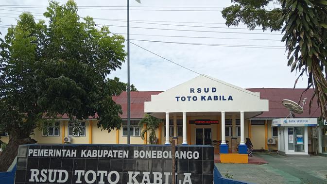 Jenazah seorang Pasien Dalam Pengawasan (PDP) positif Covid-19 yang meninggal dunia di Rumah Sakit Toto Kabila, Bone Bolango, Gorontalo dijemput paksa pihak keluarga. (Liputan6.com/ Arfandi Ibrahim)