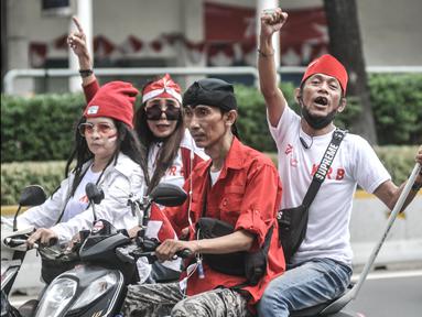 Warga membawa atribut Merah Putih saat melakukan pawai Hari Kemerdekaan ke-77 Republik Indonesia (RI) di Jakarta, Rabu (17/8/2022). Pawai tersebut digelar dalam rangka merayakan Hari Kemerdekaan setelah perayaan sempat ditiadakan selama dua tahun akibat pandemi Covid-19. (merdeka.com/Iqbal S Nugroho)
