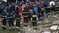 Petugas pemadam kebakaran menghadiri upacara pemakaman korban gempa yang meratakan kota di Amatrice, Italia tengah, Selasa (30/8). Hampir 300 orang tewas saat gempa bumi 6,2 SR melanda Amatrice dan sekitarnya 24 Agustus lalu. (REUTERS/Emiliano Grillotti)