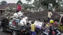 Kerusakan rumah dan fasilitas umum ini tidak hanya diakibatkan oleh awan panas guguran, melainkan juga terjangan banjir lahar yang terjadi dalam tiga hari terakhir. Tampak dalam foto, warga menyelamatkan barang-barang dari sebuah rumah yang hancur akibat aliran piroklastik Gunung Semeru di Desa Supiturang, Lumajang, Jawa Timur, pada Jumat 21 November 2025. (Agus Harianto/AFP)