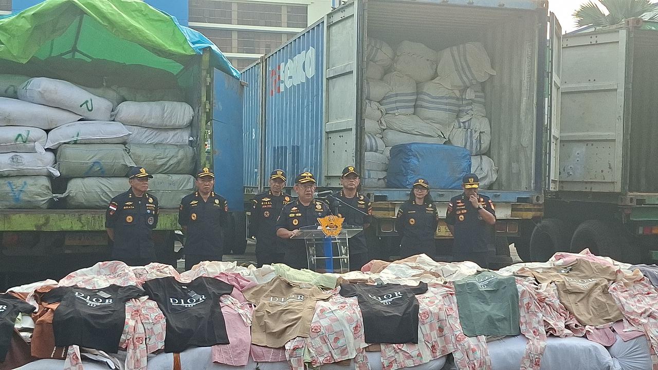 Bea Cukai Bongkar Upaya Peredaran Pakaian Ilegal di Jakarta dan Sumatera
