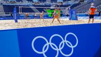 Tim Voli pantai Belanda saat melakukan sesi latihan jelang Olimpiade di Tokyo, Selasa (20/7/2021). Sejumlah atlet yang telah tiba di Tokyo mulai melakukan persiapan dengan melakukan latihan dan ujicoba lapangan. (Foto: AP/Mark Baker)