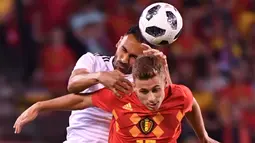 Pemain Belgia Thorgan Hazard berebut bola dengan pemain Mesir Ahmed Elmohamady saat pertandingan persahabatan di stadion King Baudouin di Brussels (6/6). Pada pertandingan ini Mohamed Salah belum bisa bermain membela negaranya. (AP/Geert Vanden Wijngaert)