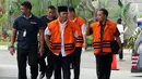 Tersangka Bupati Lampung Selatan nonaktif Zainudin Hasan (tengah) bersama Bupati Halmahera Timur nonaktif Rudi Erawan (belakang kanan) dan Bupati Purbalingga nonaktif Tasdi (kanan) tiba di Gedung KPK, Jakarta, Kamis (9/8). (Merdeka.com/Dwi Narwoko)