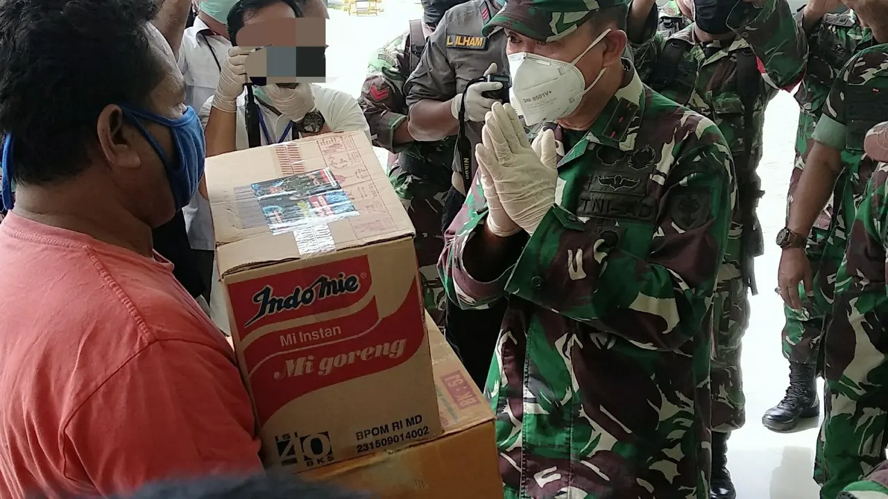 Pangdam XIV Hasanuddin, saat memberikan bantuan kepada warga kurang mampu yang terdampak Covid-19 di Kota Kendari.(Liputan6.com/Ahmad Akbar Fua)