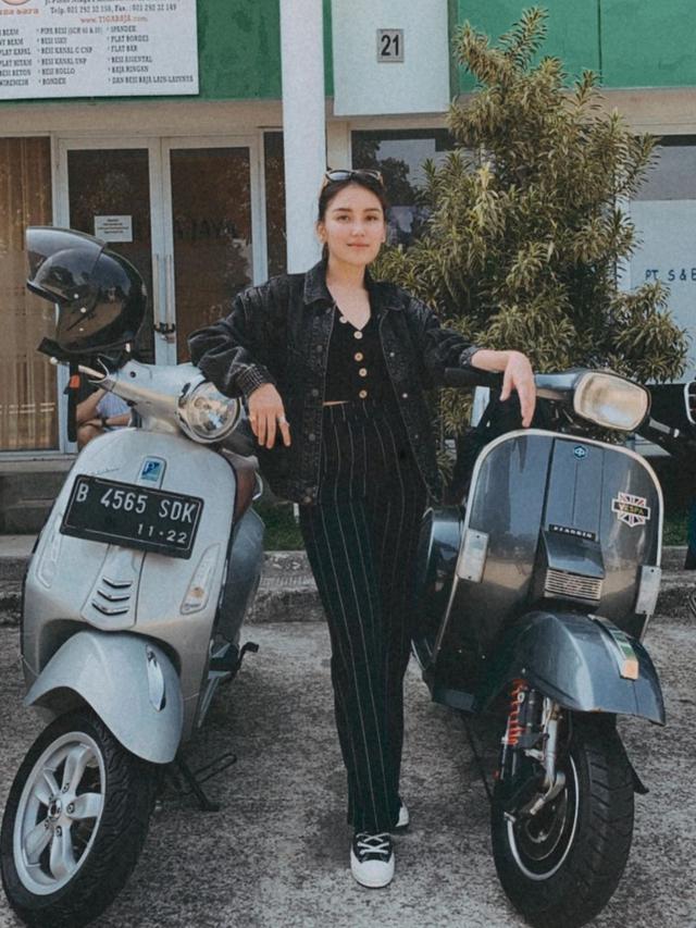 5 Potret Ayu Ting Ting Naik Vespa Bareng Keluarga, Gayanya Curi Perhatian