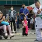 Seorang anak penyandang disabilitas menunjukkan seni bela diri dalam Pentas Gempita Fashion Disabilitas di Central Park, Jakarta Barat, Selasa (31/10/2023). (Liputan6.com/Angga Yuniar)