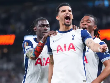 Pemain Tottenham Hotspur, Dominic Solanke, melakukan selebrasi setelah mencetak gol ke gawang Bodo/Glimt dalam duel leg pertama semifinal Liga Europa 2024/2025. (AP Photo/Kirsty Wigglesworth)