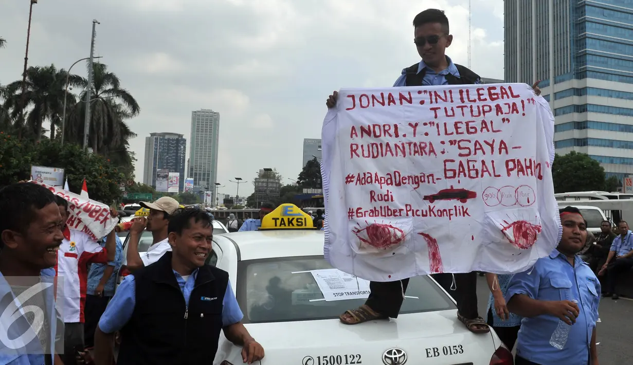 Sopir taksi saat mengelar aksi di depan Gedung DPR/MPR, Jakarta, Selasa (22/3). Ribuan Sopir taksi turun ke jalan. Mereka berdemonstrasi menolak keberadaan angkutan online berpelat hitam. (Liputan6.com/Johan Tallo)